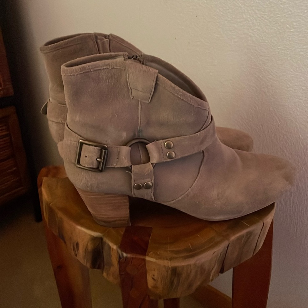 Hinge booties